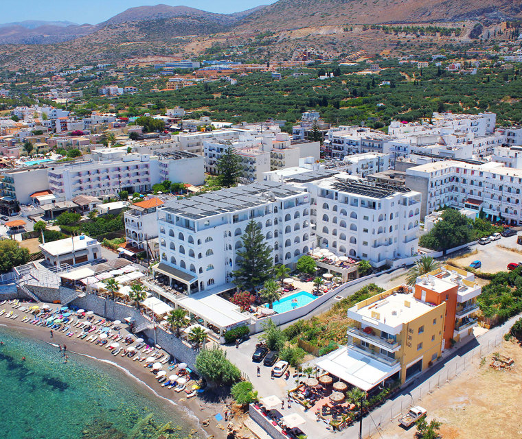 Glaros Beach Hotel önündeki sahil ve masmavi deniz